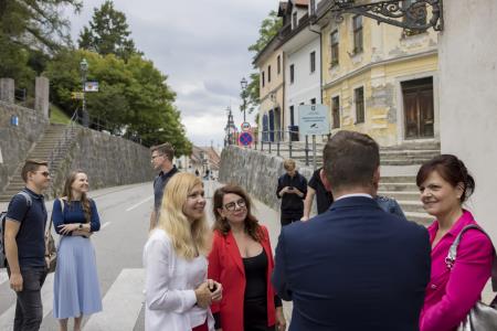 Kamniško mestno središče z novim utripom – sprehod z županom po pop-up izložbah in obisk novih podjetnikov  (41)